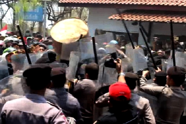 Demo Pabrik Gula Ricuh, Petani Hutan Indramayu Bentrok dengan Polisi