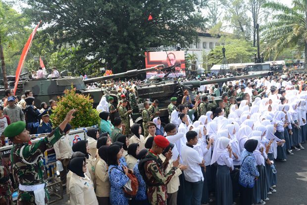 Masyarakat Antusias Saksikan Pameran Alutsista HUT TNI