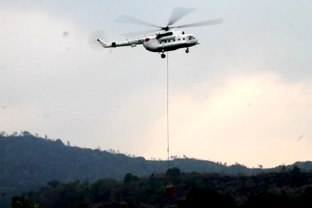Helikopter BNPB Padamkan Kebakaran Hutan Ciremai dengan Water Bombing