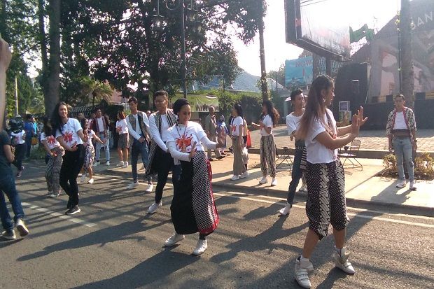 Kampanyekan Indonesia Menari, Belasan Penari Flashmob di CFD Dago