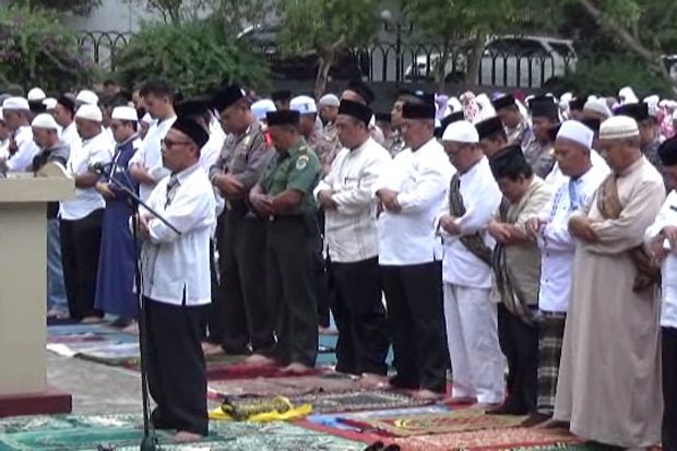 Ratusan Warga Kuningan Salat Minta Hujan