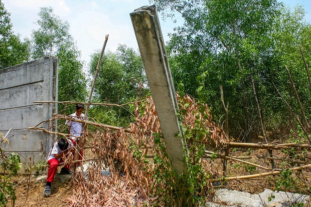 Akses Jalan Tertutup Pagar, 400 Jiwa Warga Dusun Pagadungan Terisolasi