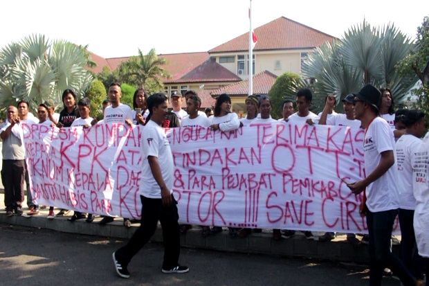 Sawer Koin, Aktivis dan PNS Syukuran Bupati Cirebon Ditangkap KPK