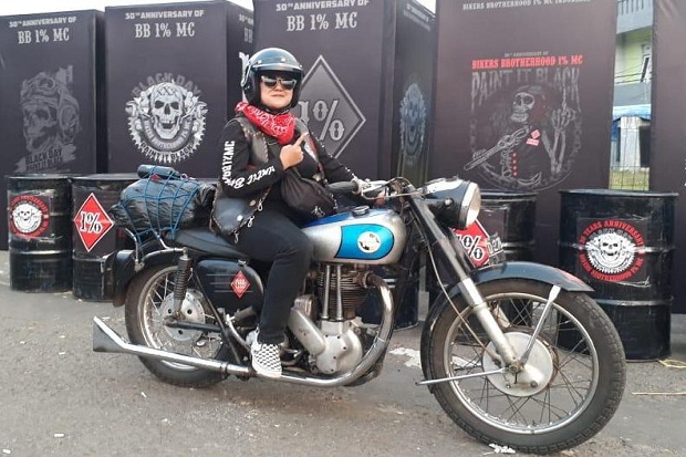 Lady Biker Gina Hahay, Nilai Ekonomi di Balik Hobi Motor Tua Berkelas