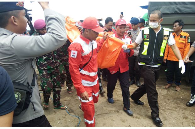 Tim Evakuasi Temukan Dua Potongan Tubuh dan Sandal Balita
