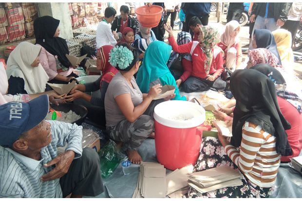 Emak-emak Ikut Siapkan Makanan untuk Tim Evakuasi Korban Lion Air