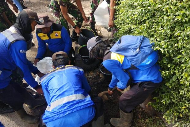 Pemkot Cimahi, TNI, dan Masyarakat Kerja Bakti Antisipasi Banjir