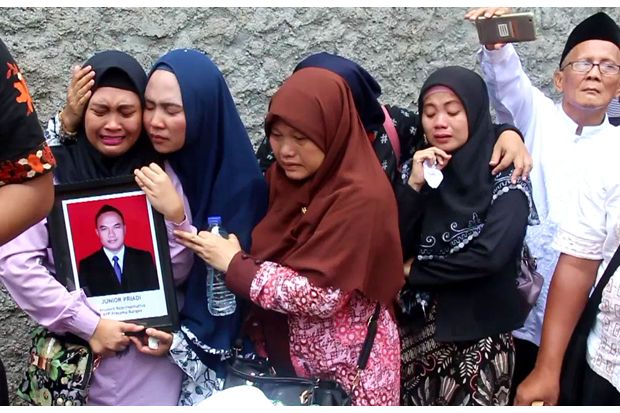 Isak Tangis Iringi Pemakaman Junior Priadi Korban Lion Air