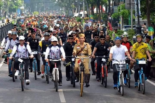 Berkostum ala Pejuang, Jokowi Gowes Sepeda Ontel Keliling Bandung