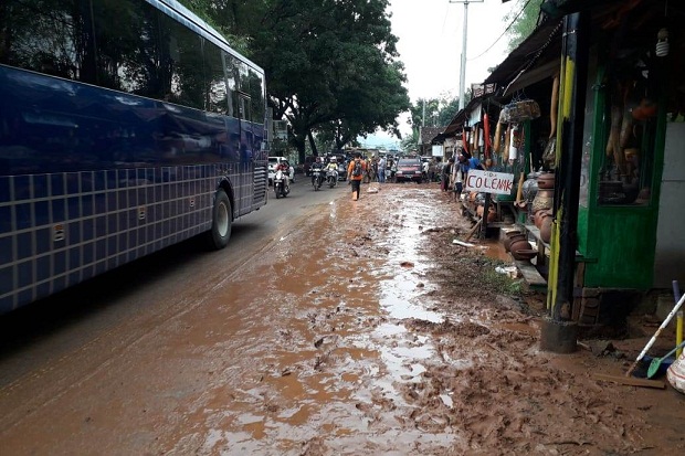 Banjir Lumpur Genangi Jalan, Arus Kendaraan di Cipatat Terhambat