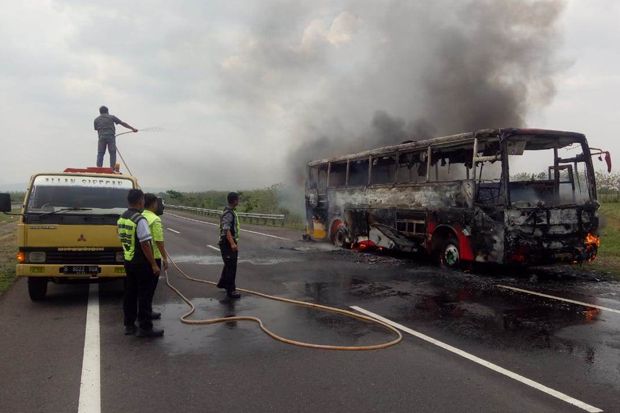 Diduga Korsleting, Bus Ini Terbakar di Tol Cipali