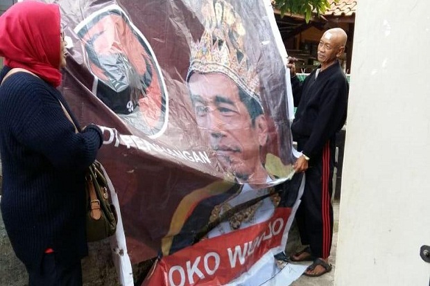 Poster Jokowi Bermahkota Raja Ditemukan di Kabupaten Bandung