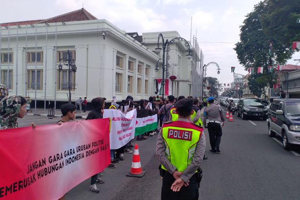 Desak Prabowo Minta Maaf, Sejumlah Orang Unjuk Rasa di Bandung
