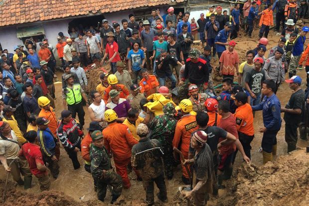 Korban Tewas Akibat Longsor di Pondok Salam 4 Orang