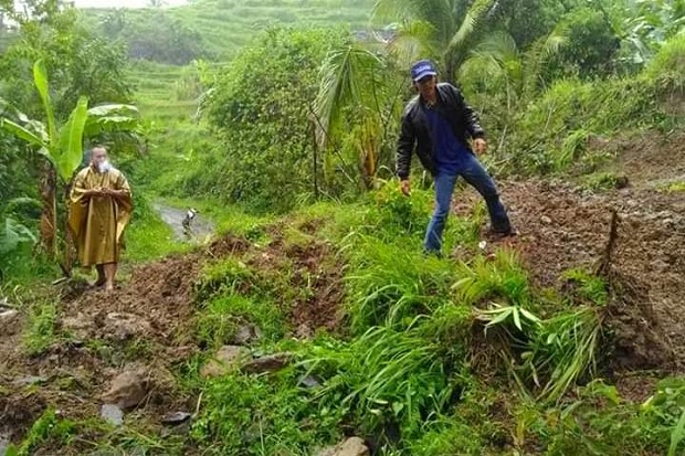 Jalan Penghubung Desa di Ciamis Tertimbun Material Longsor