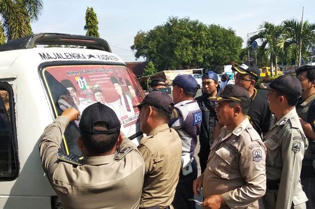 Imbauan Diabaikan Pengusaha, Bawaslu Tertibkan APK di Angkot