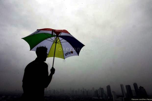 Siang Ini Hujan Lebat Disertai Petir dan Angin 19 Km per Jam