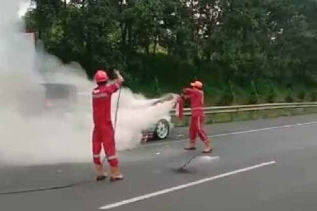 Mercedes Benz Ludes Terbakar di Tol Cipularang