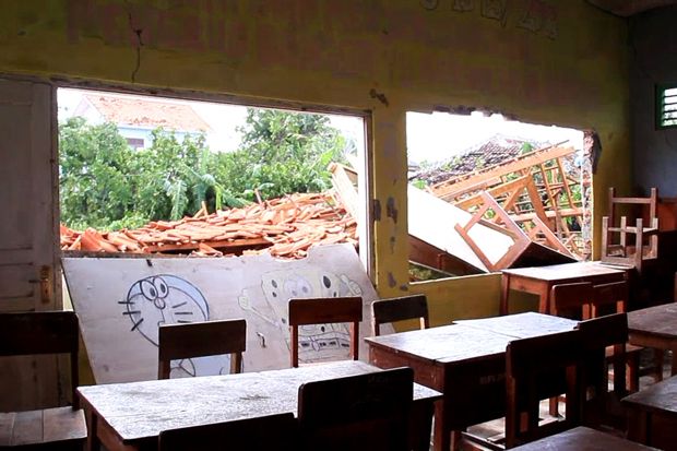 Dihantam Puting Beliung, 6 Sekolah di Cirebon Rusak