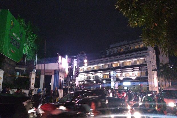 Ribuan Warga Bandung Tumpah Ruah di Alun-alun Bandung