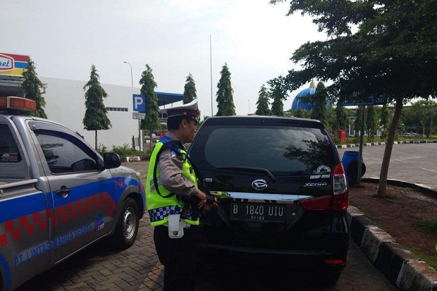 Petugas PJR Amankan Mobil Curian di Tol Cipali