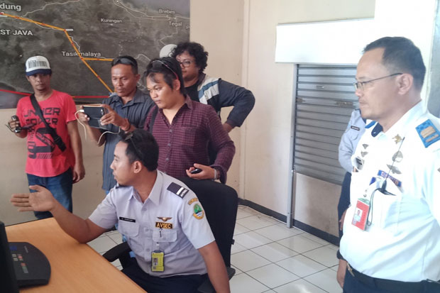 Pemeriksaan Barang dan Calon Penumpang di Bandara Nusawiru Diperketat
