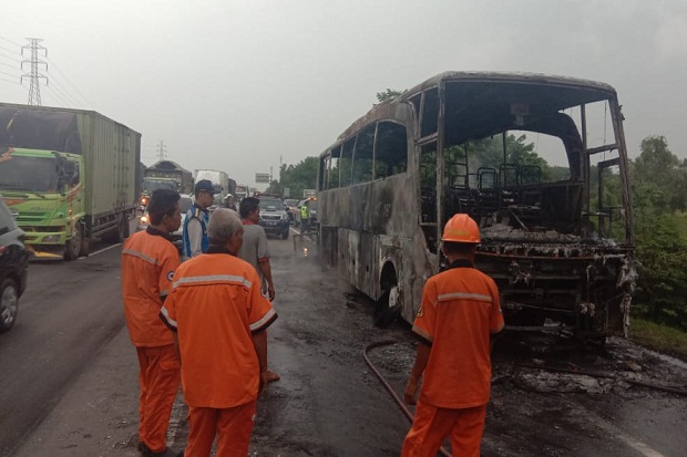 Angkut Puluhan Penumpang Bus Pariwisata Terbakar di Tol Cikampek