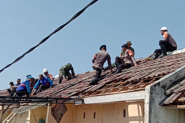 TNI-Polri Bantu Perbaiki Rumah Korban Puting Beliung