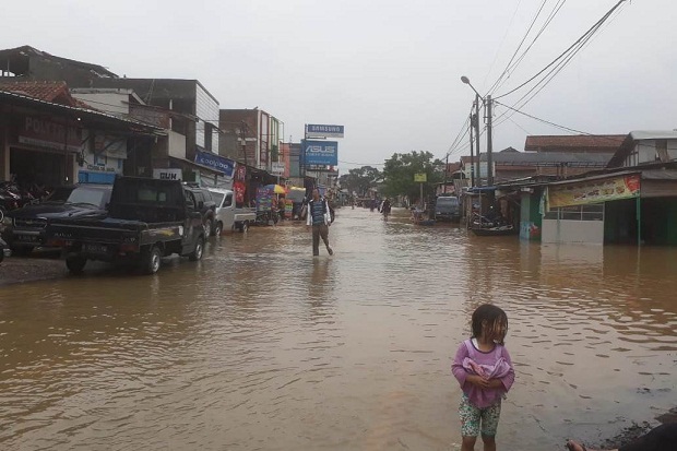 Terendam Banjir, Jalan Dayeuhkolot-Baleendah Tak Bisa Dilalui Kendaraan