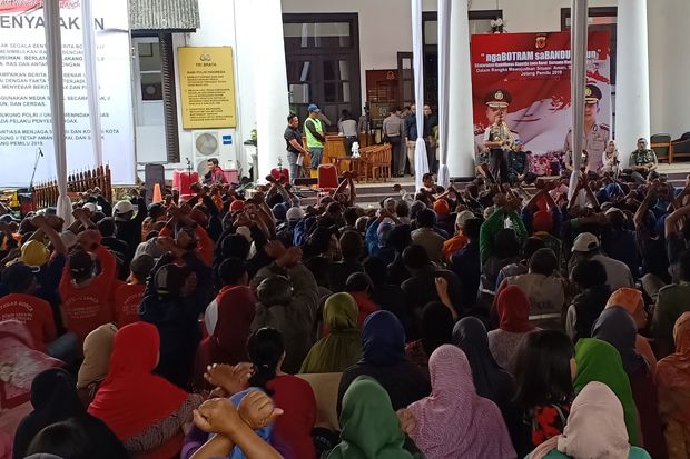 Ribuan Warga Ngabotram di Mapolrestabes Bandung