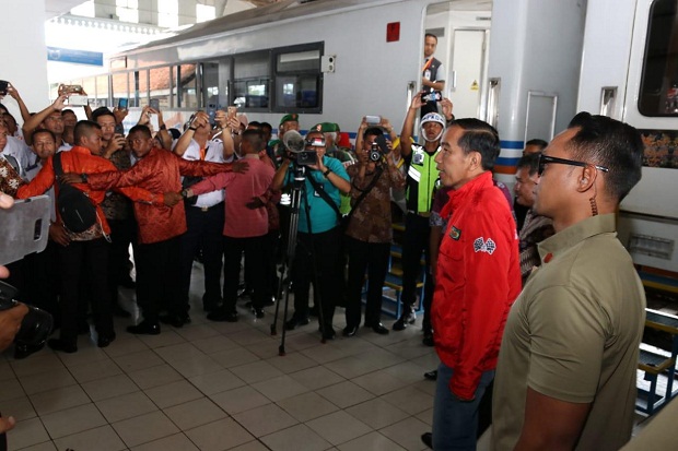 Jokowi Tinjau Jalur KA di Cibatu yang Akan Direaktivasi