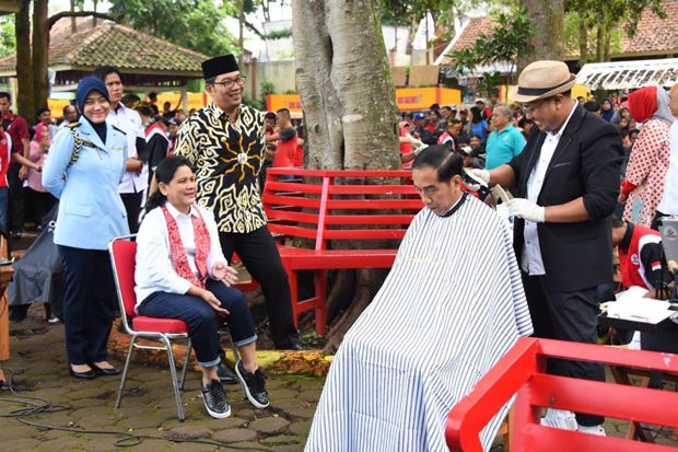 Emil Dampingi Jokowi Tinjau Pembangunan Perumahan Khusus Tukang Cukur