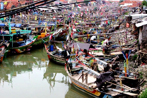 Gelombang Capai 3 Meter, Ratusan Nelayan di Cirebon Tak Melaut