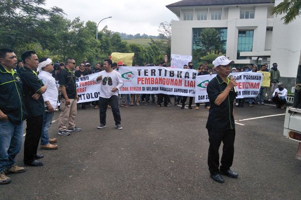 Datangi Kantor Pemkab Bandung Barat, Demonstran Desak Penutupan SPBU