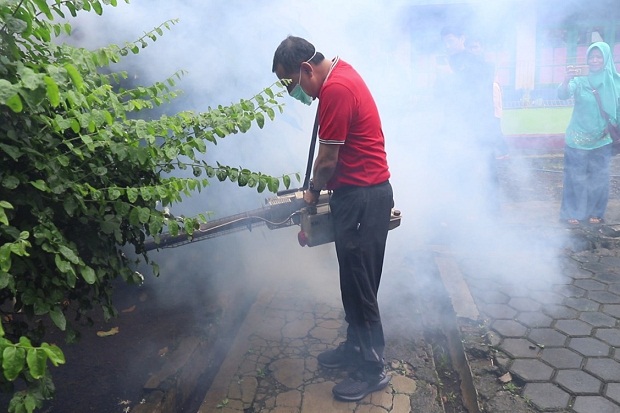 Berantas Nyamuk DBD, Wali Kota Cimahi Turun Lakukan Fogging