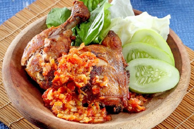 Ayam Penyet Sambal Korek yang Nikmat Ini Cocok untuk Makan Siang Nanti