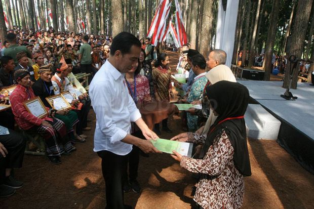 Jokowi Serahkan SK Pengelolaan Perhutanan Sosial untuk 8.900 KK di Cianjur