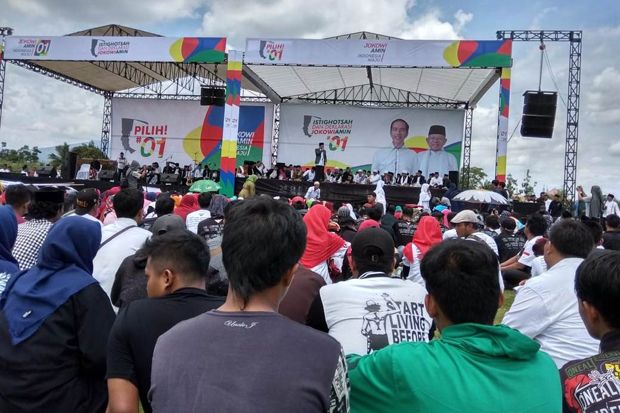 Pendukung Jokowi-Maruf Menyemut di Stadion Mangunreja Tasikmalaya