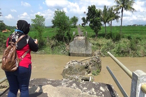 Jembatan Penghubung Dua Desa di Kuningan Ambruk, Warga Terisolasi