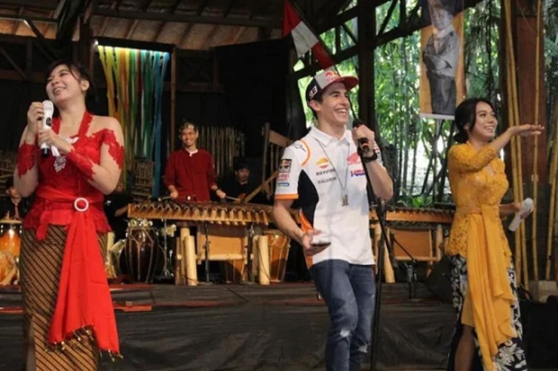 Marc Marquez Didaulat Nyanyi dan Joget di Saung Angklung Udjo