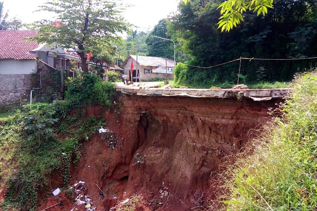Setahun Ambles, Jalan Sindangkerta-Gununghalu Belum Diperbaiki