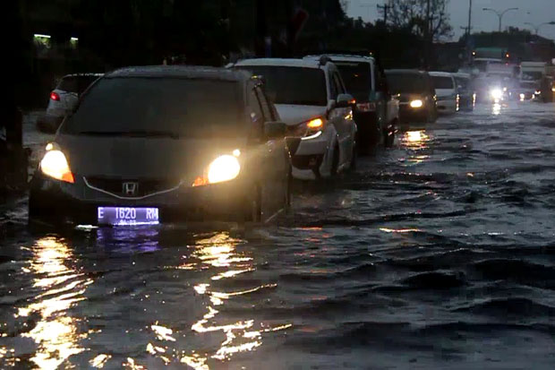 Hujan Lebat 5 Jam, Jalur Pantura Cirebon Terendam Banjir