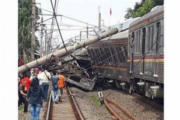 Kereta Commuter Line Anjlok di Bogor Akibat Tertimpa Tiang Listrik Roboh