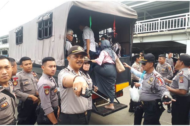Dampak KRL Anjlok, Bus dan Truk Polres Bogor Kota Bantu Angkut Masyarakat