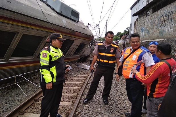 3 Gerbong KRL Dievakuasi, Dua Jalur KA Jakarta-Bogor Bisa Dioperasikan