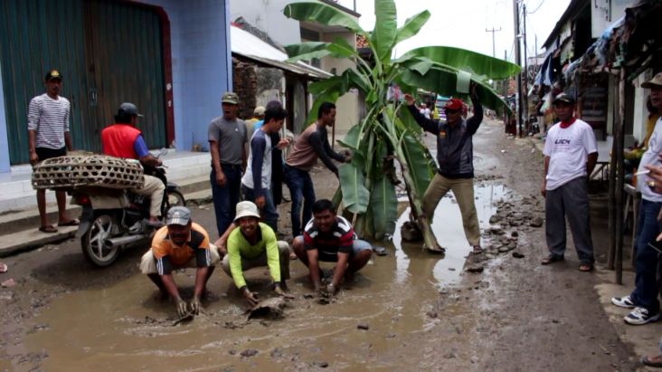 Jalan Rusak Tak Diperbaiki, Warga Tanam Pohon Pisang