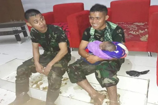 Anggota Yonif RK 751 Heroik Selamatkan Bayi Korban Banjir Bandang