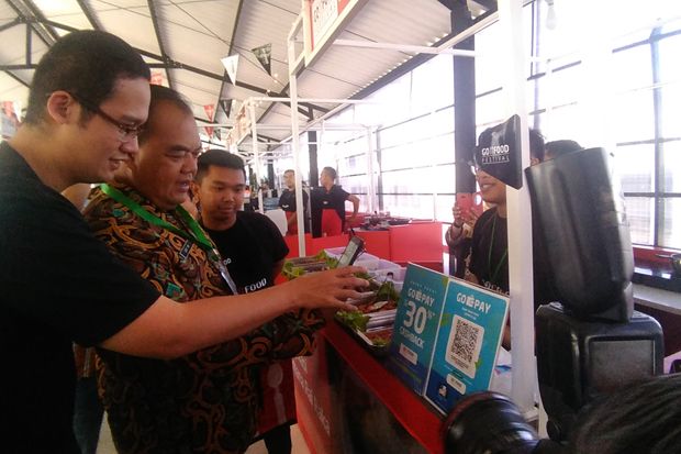 Puluhan Pelaku Usaha Kecil Jualan di Bandara Husein Sastranegara