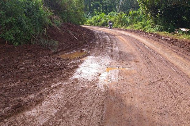 Imbas Proyek Kereta Cepat, Jalan Militer di Purwakarta Dipenuhi Tanah Merah