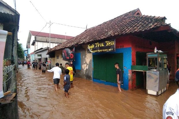 Tanggul Jebol, Banjir Bandang Terjang Permukiman dan Dua SD di Bandung